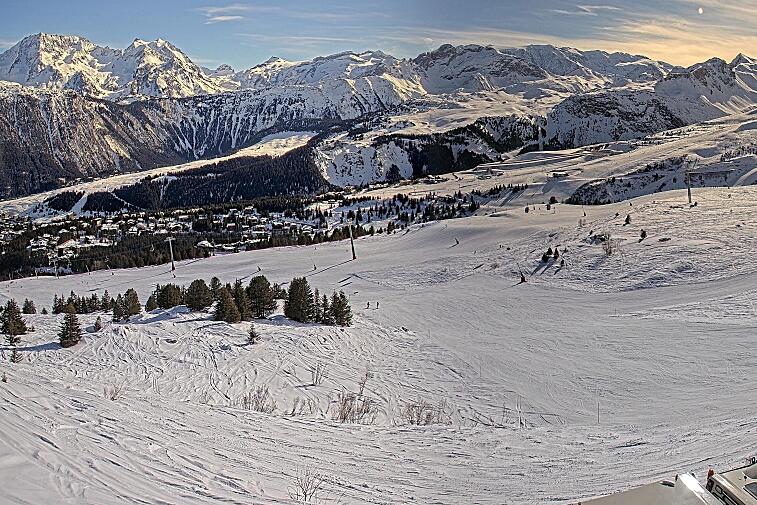 Birds-eye webcam view of conditions on the pistes above Courchevel 1650. The top station of the Ariondaz cable car is visible on the left-hand side of the shot.