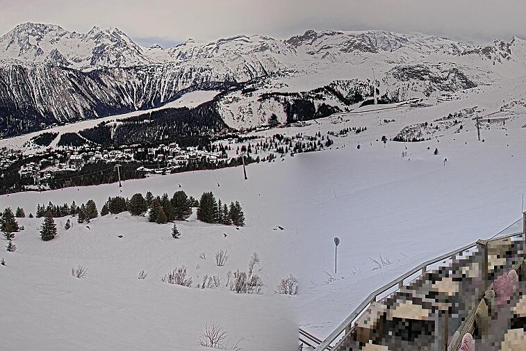 Birds-eye webcam view of conditions on the pistes above Courchevel 1650. The top station of the Ariondaz cable car is visible on the left-hand side of the shot.