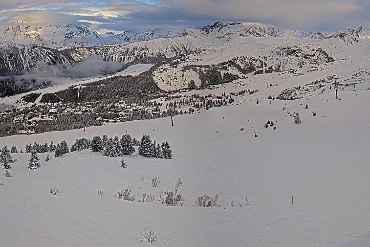 Birds-eye webcam view of conditions on the pistes above Courchevel 1650. The top station of the Ariondaz cable car is visible on the left-hand side of the shot.