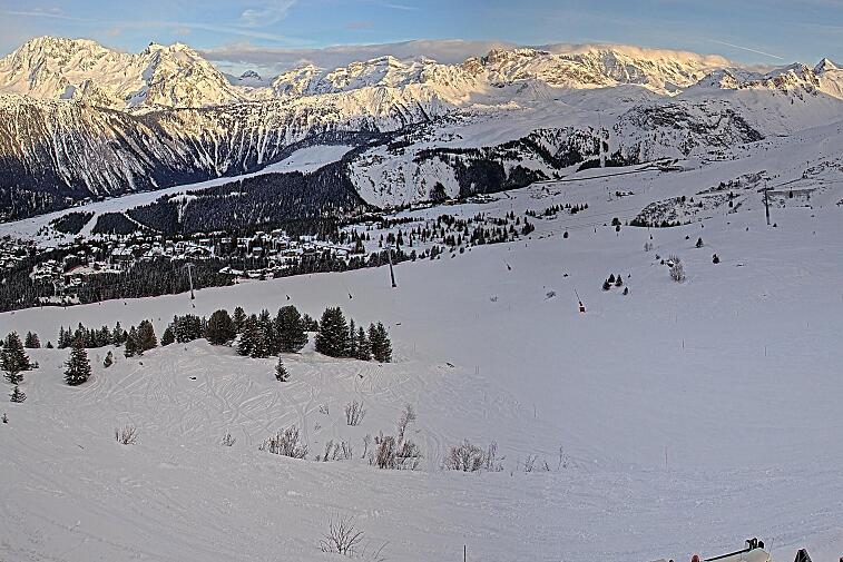 Birds-eye webcam view of conditions on the pistes above Courchevel 1650. The top station of the Ariondaz cable car is visible on the left-hand side of the shot.