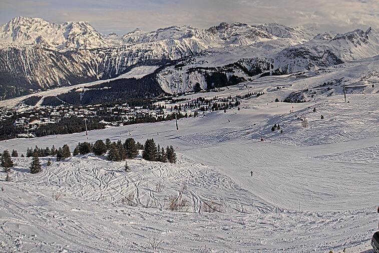 Birds-eye webcam view of conditions on the pistes above Courchevel 1650. The top station of the Ariondaz cable car is visible on the left-hand side of the shot.