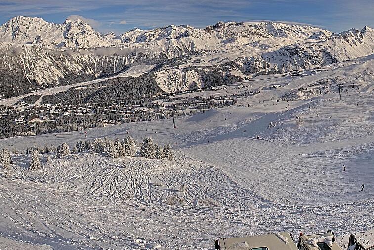 Birds-eye webcam view of conditions on the pistes above Courchevel 1650. The top station of the Ariondaz cable car is visible on the left-hand side of the shot.