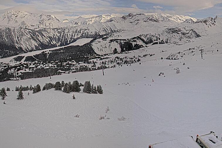 Birds-eye webcam view of conditions on the pistes above Courchevel 1650. The top station of the Ariondaz cable car is visible on the left-hand side of the shot.