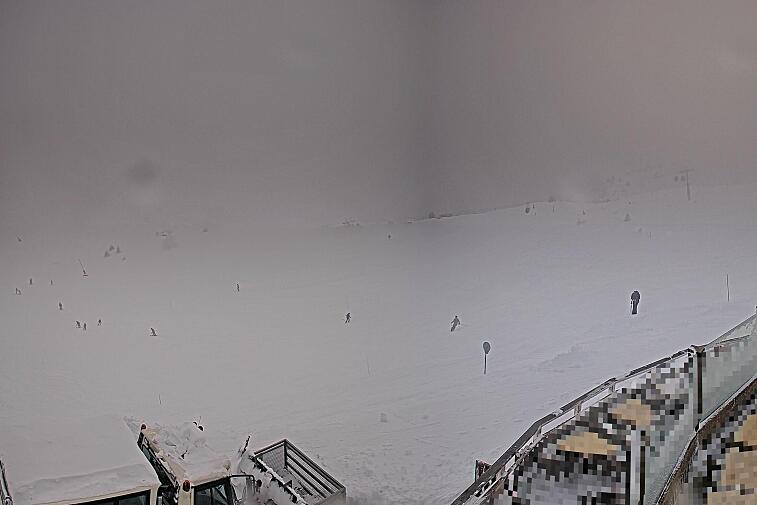 Birds-eye webcam view of conditions on the pistes above Courchevel 1650. The top station of the Ariondaz cable car is visible on the left-hand side of the shot.