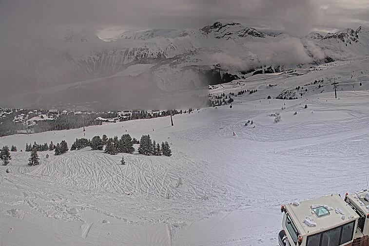 Birds-eye webcam view of conditions on the pistes above Courchevel 1650. The top station of the Ariondaz cable car is visible on the left-hand side of the shot.