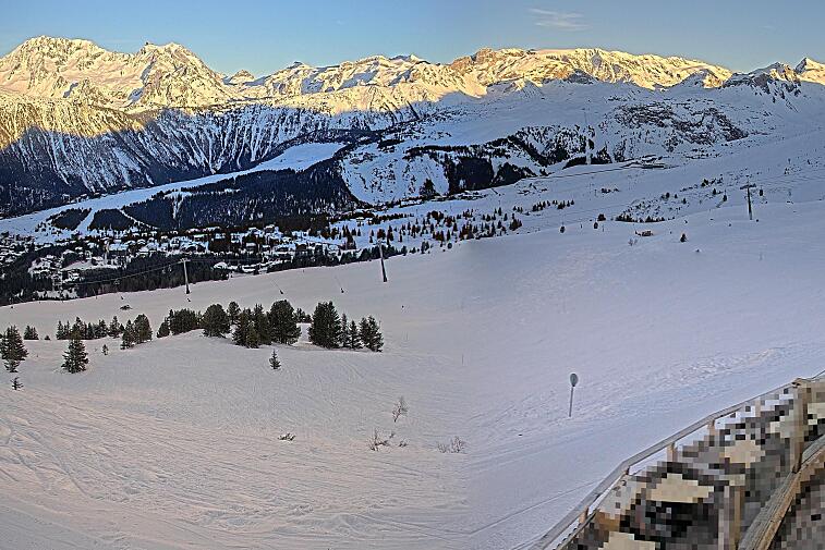 Birds-eye webcam view of conditions on the pistes above Courchevel 1650. The top station of the Ariondaz cable car is visible on the left-hand side of the shot.