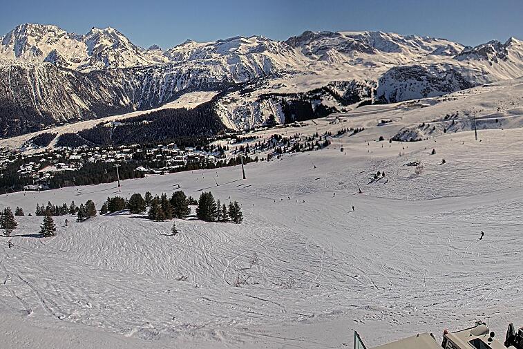 Birds-eye webcam view of conditions on the pistes above Courchevel 1650. The top station of the Ariondaz cable car is visible on the left-hand side of the shot.
