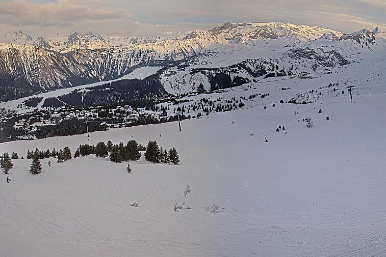 Birds-eye webcam view of conditions on the pistes above Courchevel 1650. The top station of the Ariondaz cable car is visible on the left-hand side of the shot.