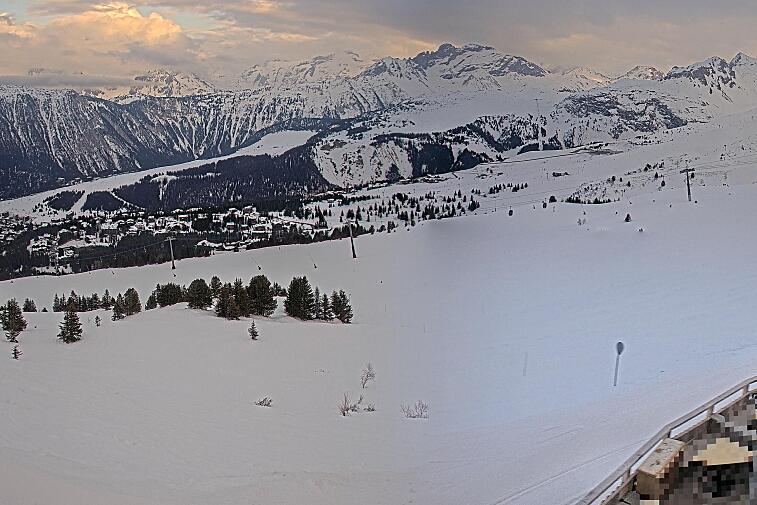 Birds-eye webcam view of conditions on the pistes above Courchevel 1650. The top station of the Ariondaz cable car is visible on the left-hand side of the shot.