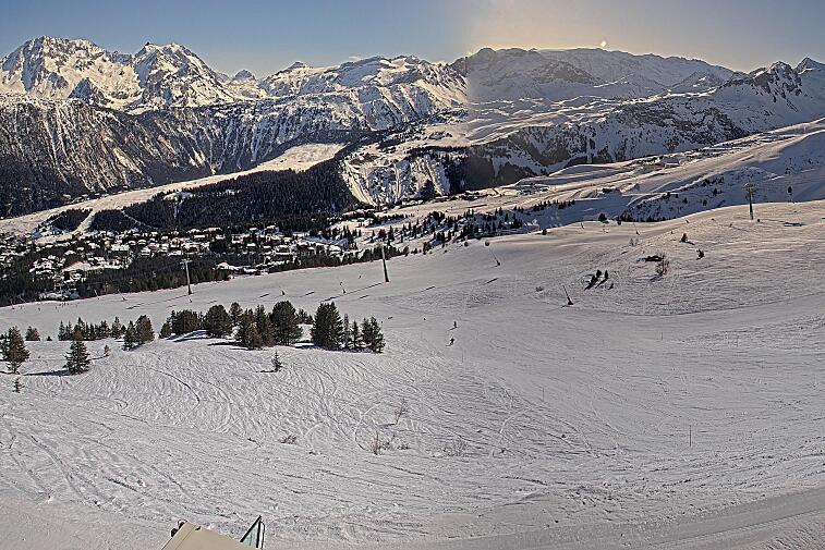 Birds-eye webcam view of conditions on the pistes above Courchevel 1650. The top station of the Ariondaz cable car is visible on the left-hand side of the shot.