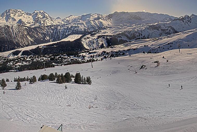 Birds-eye webcam view of conditions on the pistes above Courchevel 1650. The top station of the Ariondaz cable car is visible on the left-hand side of the shot.