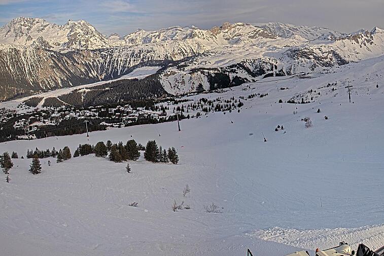 Birds-eye webcam view of conditions on the pistes above Courchevel 1650. The top station of the Ariondaz cable car is visible on the left-hand side of the shot.