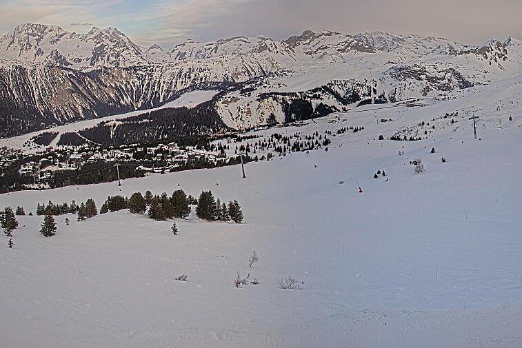 Birds-eye webcam view of conditions on the pistes above Courchevel 1650. The top station of the Ariondaz cable car is visible on the left-hand side of the shot.