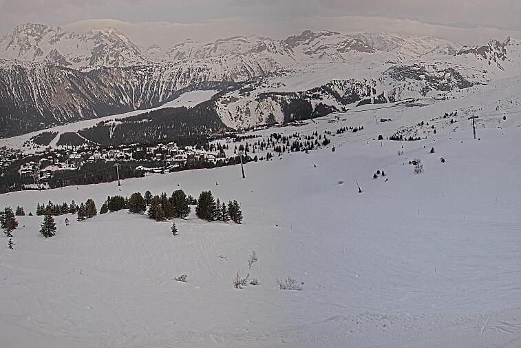 Birds-eye webcam view of conditions on the pistes above Courchevel 1650. The top station of the Ariondaz cable car is visible on the left-hand side of the shot.