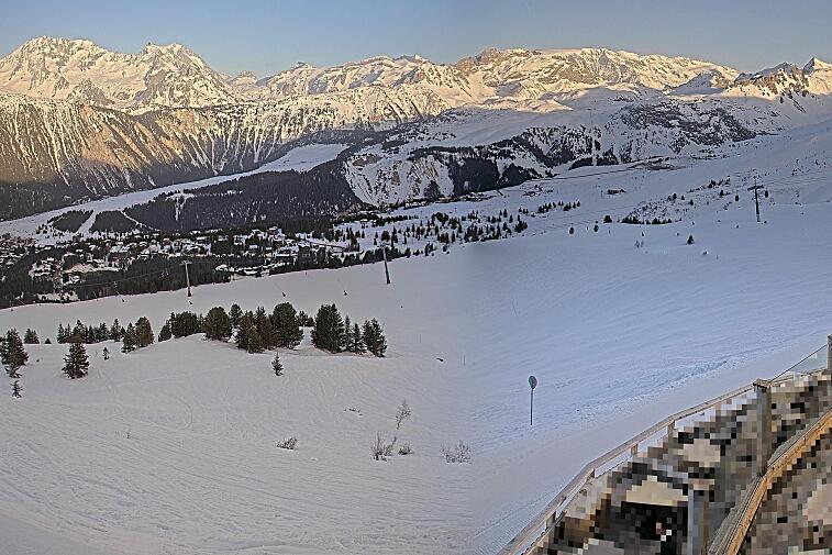 Birds-eye webcam view of conditions on the pistes above Courchevel 1650. The top station of the Ariondaz cable car is visible on the left-hand side of the shot.