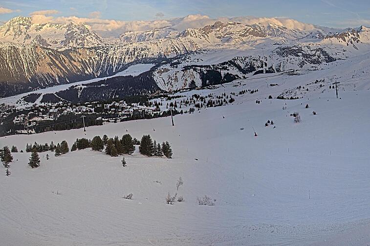 Birds-eye webcam view of conditions on the pistes above Courchevel 1650. The top station of the Ariondaz cable car is visible on the left-hand side of the shot.