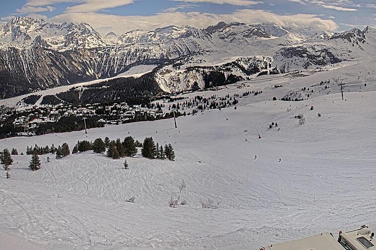 Birds-eye webcam view of conditions on the pistes above Courchevel 1650. The top station of the Ariondaz cable car is visible on the left-hand side of the shot.
