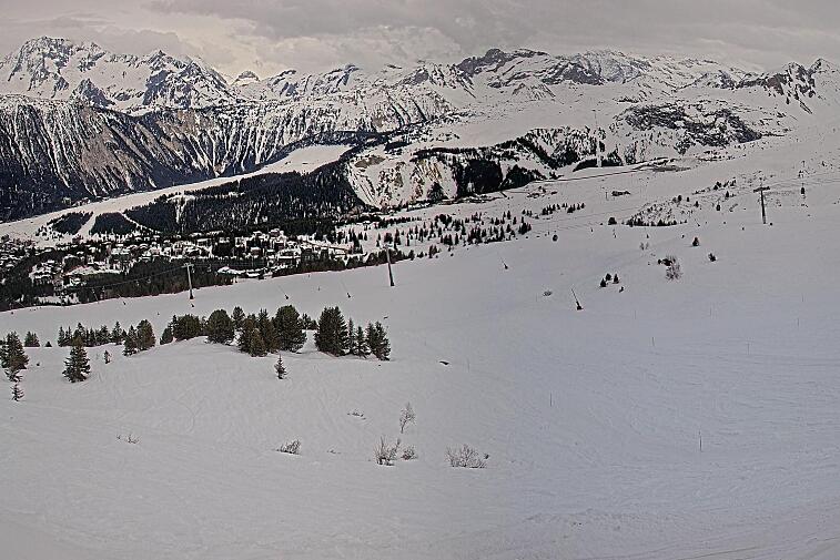 Birds-eye webcam view of conditions on the pistes above Courchevel 1650. The top station of the Ariondaz cable car is visible on the left-hand side of the shot.