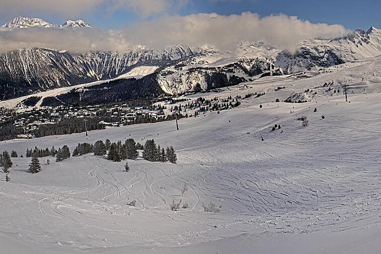 Birds-eye webcam view of conditions on the pistes above Courchevel 1650. The top station of the Ariondaz cable car is visible on the left-hand side of the shot.