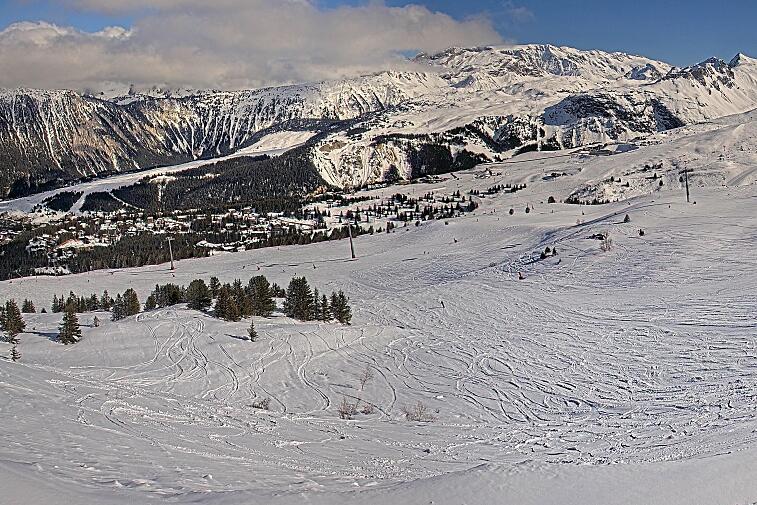 Birds-eye webcam view of conditions on the pistes above Courchevel 1650. The top station of the Ariondaz cable car is visible on the left-hand side of the shot.