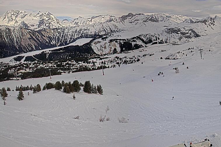 Birds-eye webcam view of conditions on the pistes above Courchevel 1650. The top station of the Ariondaz cable car is visible on the left-hand side of the shot.