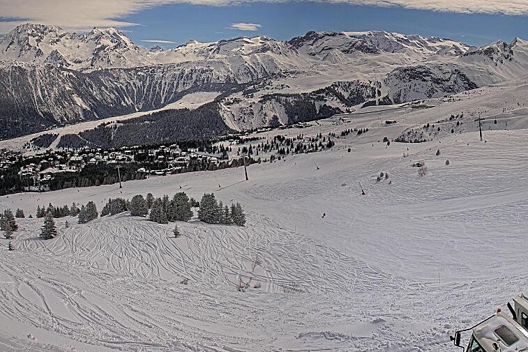 Birds-eye webcam view of conditions on the pistes above Courchevel 1650. The top station of the Ariondaz cable car is visible on the left-hand side of the shot.