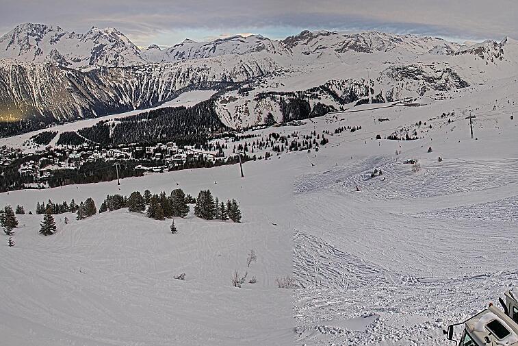 Birds-eye webcam view of conditions on the pistes above Courchevel 1650. The top station of the Ariondaz cable car is visible on the left-hand side of the shot.