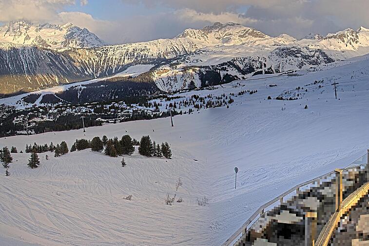 Birds-eye webcam view of conditions on the pistes above Courchevel 1650. The top station of the Ariondaz cable car is visible on the left-hand side of the shot.