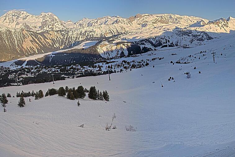 Birds-eye webcam view of conditions on the pistes above Courchevel 1650. The top station of the Ariondaz cable car is visible on the left-hand side of the shot.