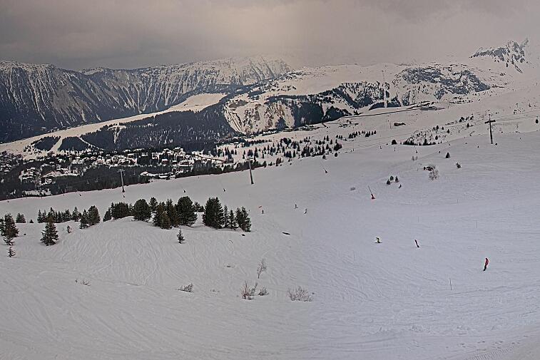 Birds-eye webcam view of conditions on the pistes above Courchevel 1650. The top station of the Ariondaz cable car is visible on the left-hand side of the shot.