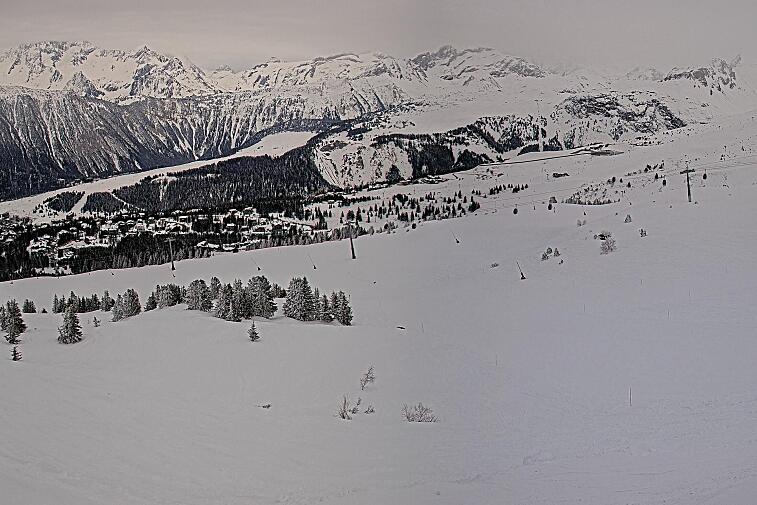 Birds-eye webcam view of conditions on the pistes above Courchevel 1650. The top station of the Ariondaz cable car is visible on the left-hand side of the shot.