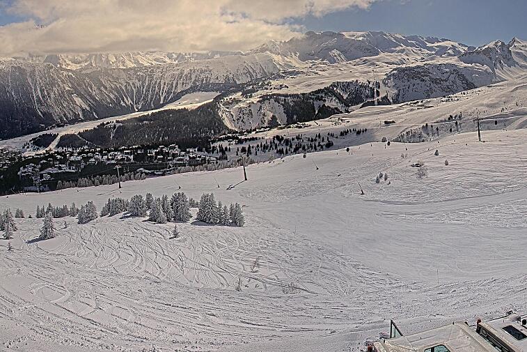 Birds-eye webcam view of conditions on the pistes above Courchevel 1650. The top station of the Ariondaz cable car is visible on the left-hand side of the shot.