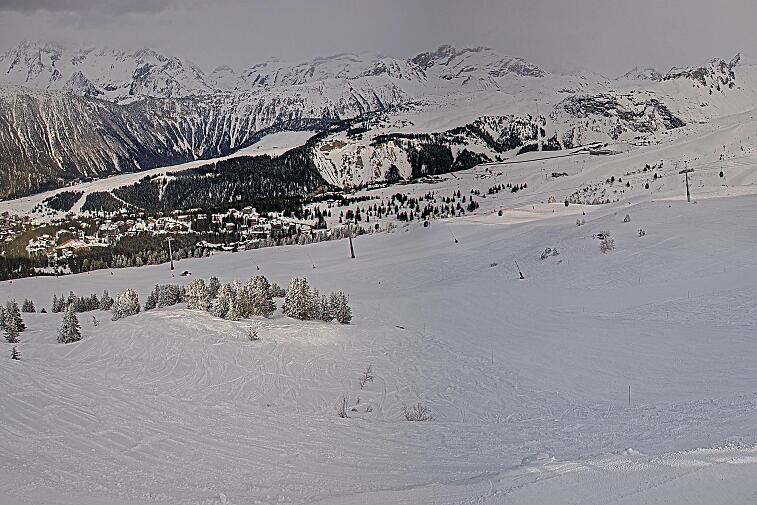 Birds-eye webcam view of conditions on the pistes above Courchevel 1650. The top station of the Ariondaz cable car is visible on the left-hand side of the shot.