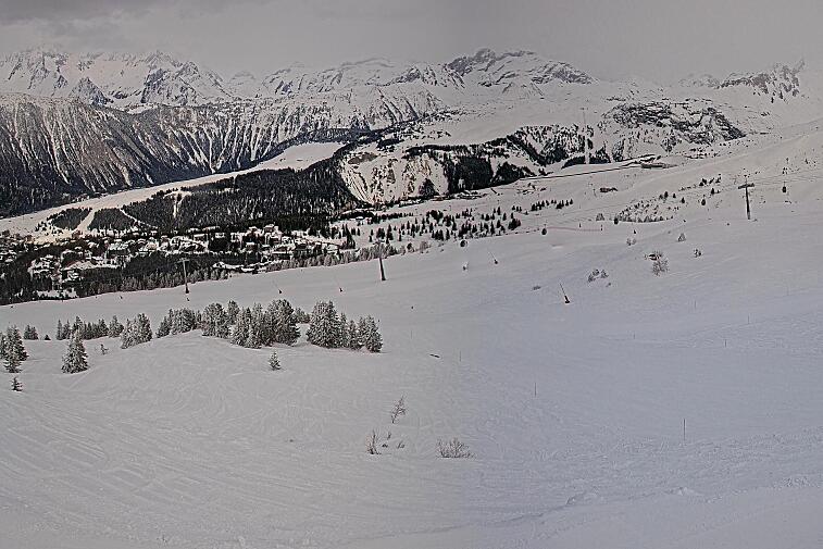 Birds-eye webcam view of conditions on the pistes above Courchevel 1650. The top station of the Ariondaz cable car is visible on the left-hand side of the shot.