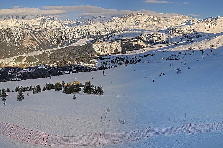 Birds-eye webcam view of conditions on the pistes above Courchevel 1650. The top station of the Ariondaz cable car is visible on the left-hand side of the shot.