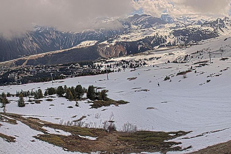 Birds-eye webcam view of conditions on the pistes above Courchevel 1650. The top station of the Ariondaz cable car is visible on the left-hand side of the shot.