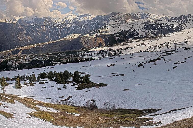 Birds-eye webcam view of conditions on the pistes above Courchevel 1650. The top station of the Ariondaz cable car is visible on the left-hand side of the shot.