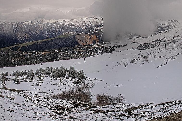 Birds-eye webcam view of conditions on the pistes above Courchevel 1650. The top station of the Ariondaz cable car is visible on the left-hand side of the shot.