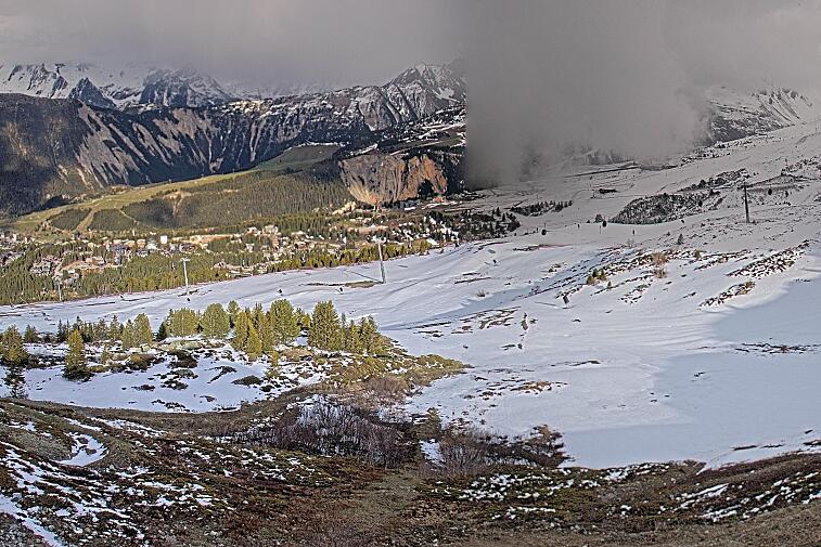 Birds-eye webcam view of conditions on the pistes above Courchevel 1650. The top station of the Ariondaz cable car is visible on the left-hand side of the shot.