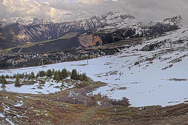 Birds-eye webcam view of conditions on the pistes above Courchevel 1650. The top station of the Ariondaz cable car is visible on the left-hand side of the shot.