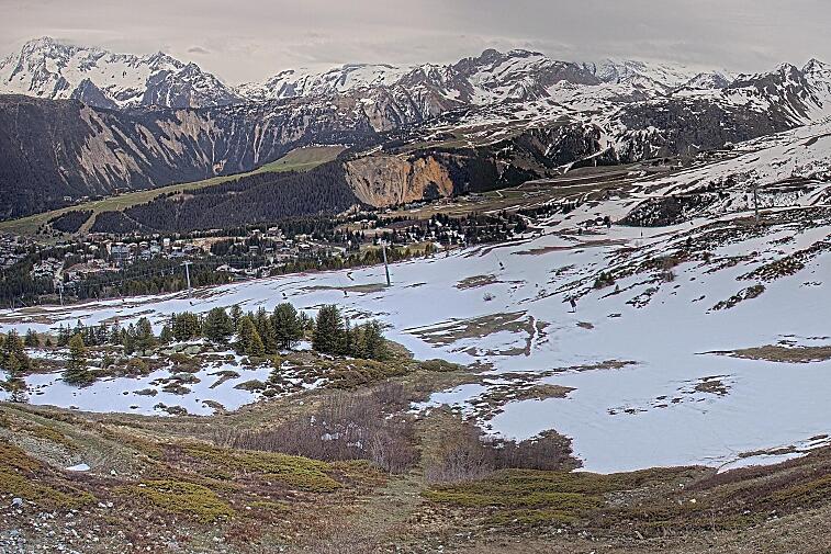 Birds-eye webcam view of conditions on the pistes above Courchevel 1650. The top station of the Ariondaz cable car is visible on the left-hand side of the shot.
