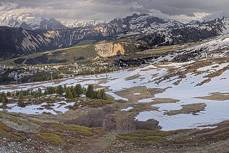 Birds-eye webcam view of conditions on the pistes above Courchevel 1650. The top station of the Ariondaz cable car is visible on the left-hand side of the shot.