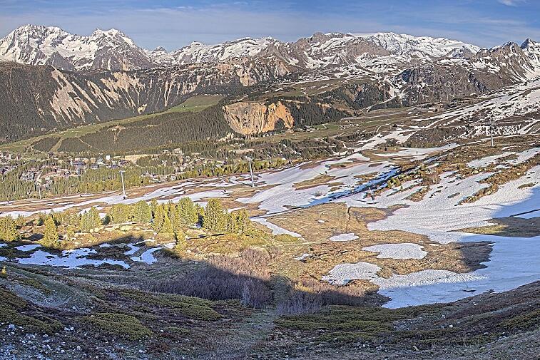 Birds-eye webcam view of conditions on the pistes above Courchevel 1650. The top station of the Ariondaz cable car is visible on the left-hand side of the shot.