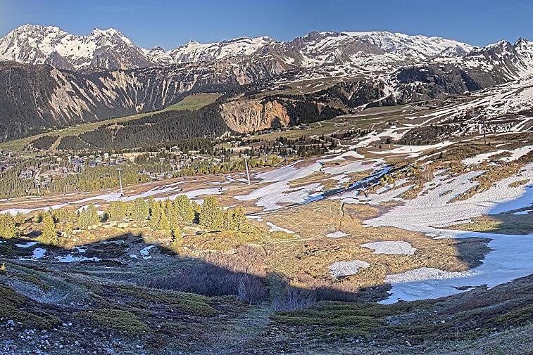 Birds-eye webcam view of conditions on the pistes above Courchevel 1650. The top station of the Ariondaz cable car is visible on the left-hand side of the shot.