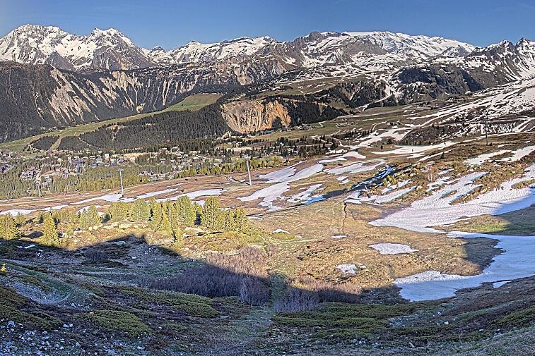 Birds-eye webcam view of conditions on the pistes above Courchevel 1650. The top station of the Ariondaz cable car is visible on the left-hand side of the shot.