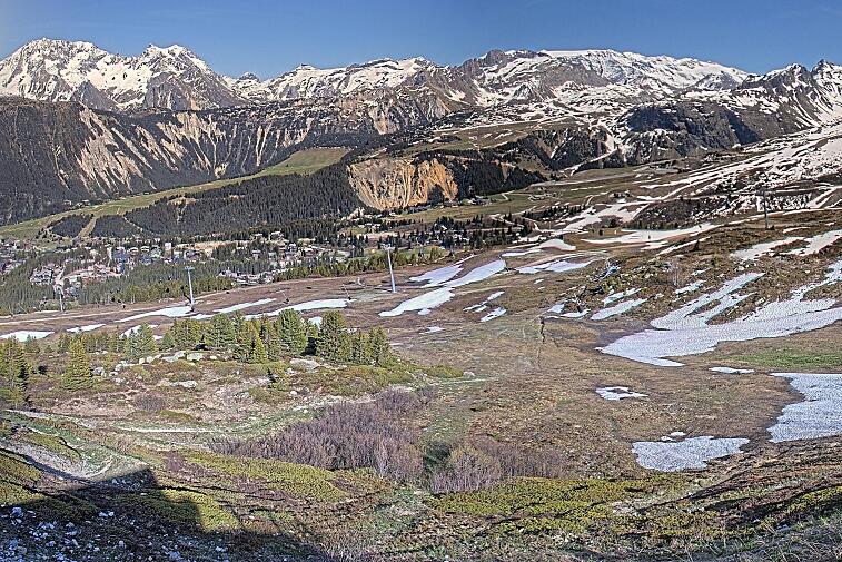 Birds-eye webcam view of conditions on the pistes above Courchevel 1650. The top station of the Ariondaz cable car is visible on the left-hand side of the shot.