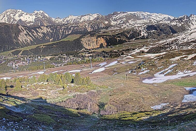 Birds-eye webcam view of conditions on the pistes above Courchevel 1650. The top station of the Ariondaz cable car is visible on the left-hand side of the shot.
