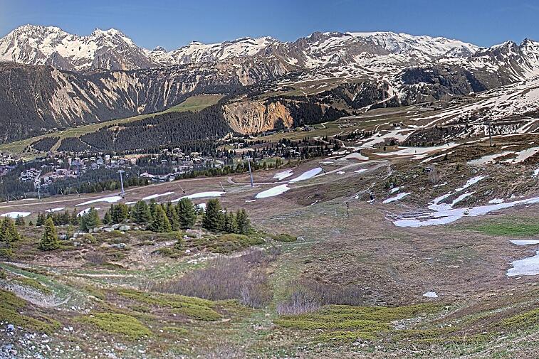 Birds-eye webcam view of conditions on the pistes above Courchevel 1650. The top station of the Ariondaz cable car is visible on the left-hand side of the shot.