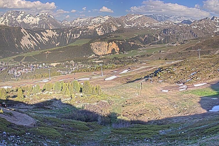 Birds-eye webcam view of conditions on the pistes above Courchevel 1650. The top station of the Ariondaz cable car is visible on the left-hand side of the shot.