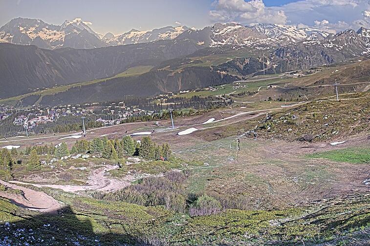 Birds-eye webcam view of conditions on the pistes above Courchevel 1650. The top station of the Ariondaz cable car is visible on the left-hand side of the shot.